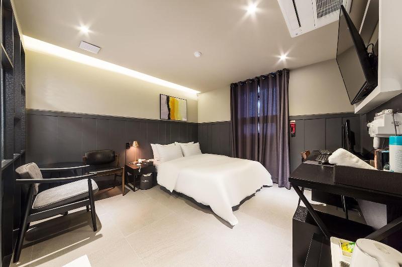 Hotel Plum image