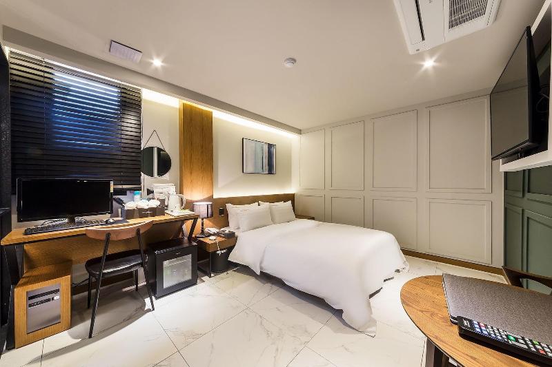 Hotel Plum image