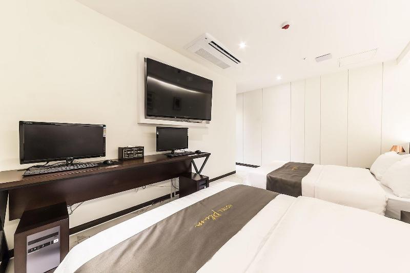 Hotel Plum image