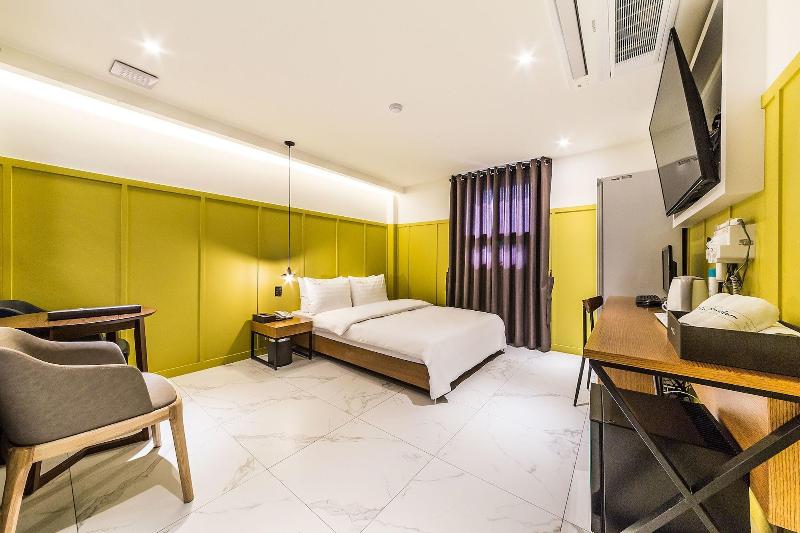 Hotel Plum image
