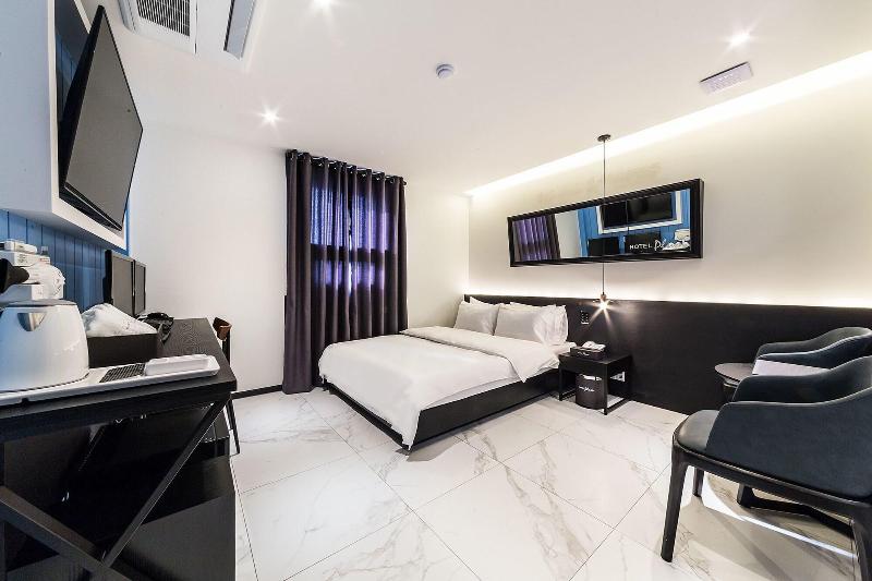 Hotel Plum image