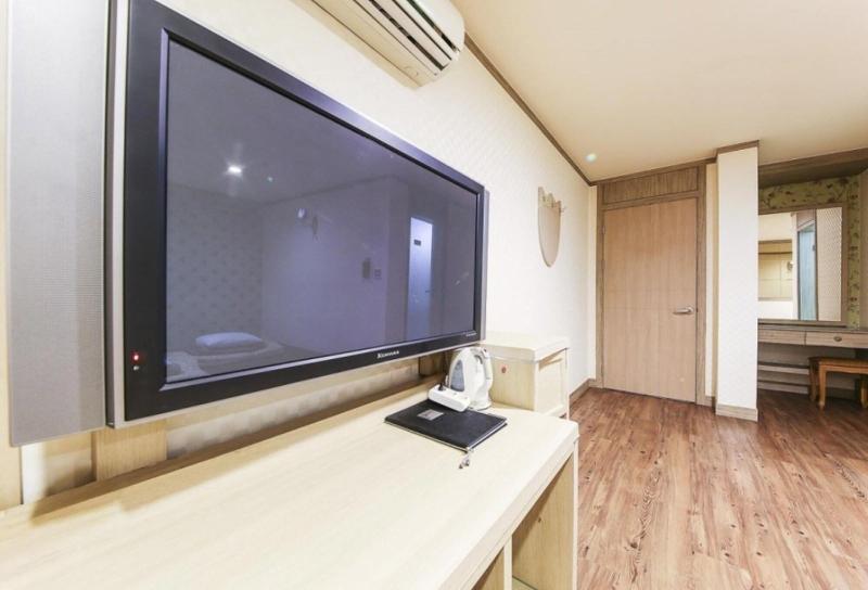 Main Motel image