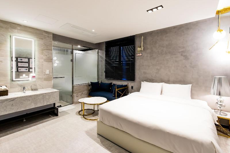 Air Sky Hotel image