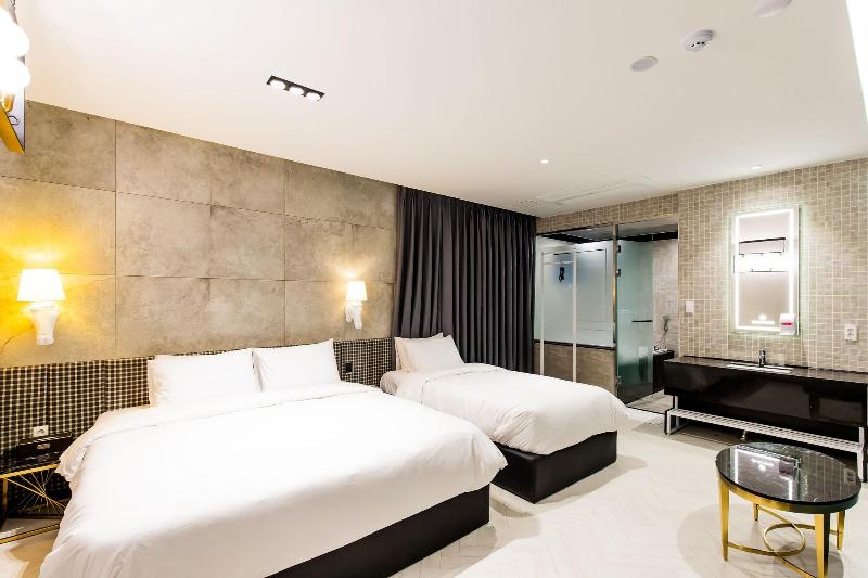 Air Sky Hotel image