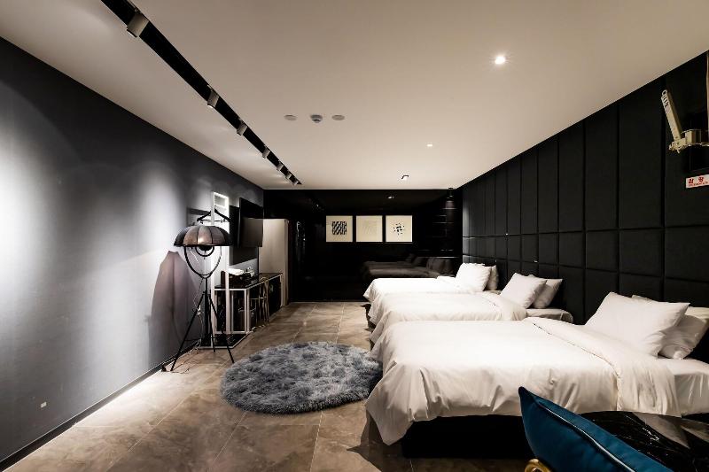 Air Sky Hotel image