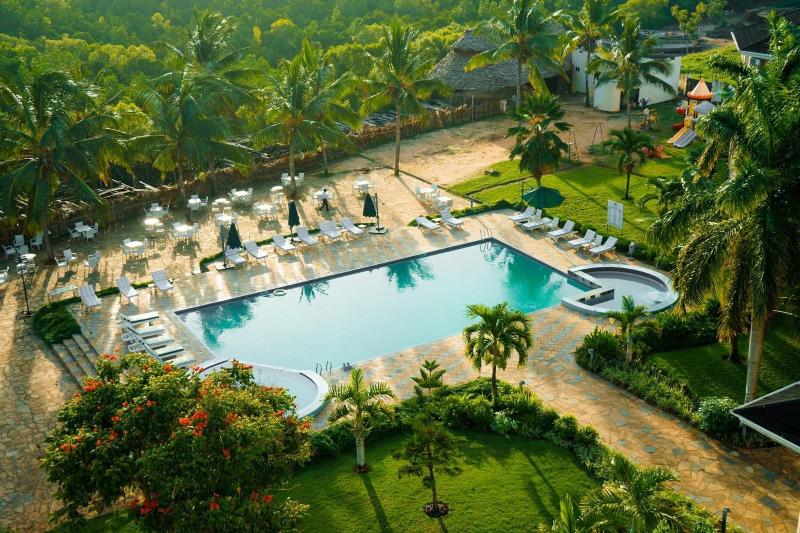 Tanga Beach Resort & Spa image