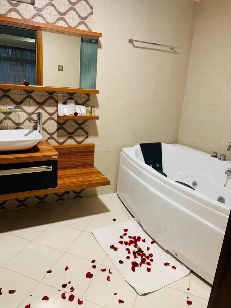 Tanga Beach Resort & Spa image