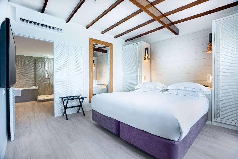 DoubleTree by Hilton Noumea Ilot Maitre Resort image