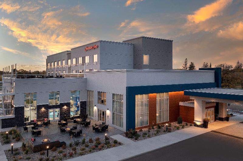 Hampton Inn By Hilton Warroad image