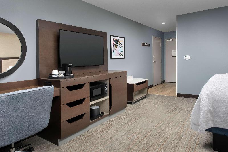 Hampton Inn By Hilton Warroad image