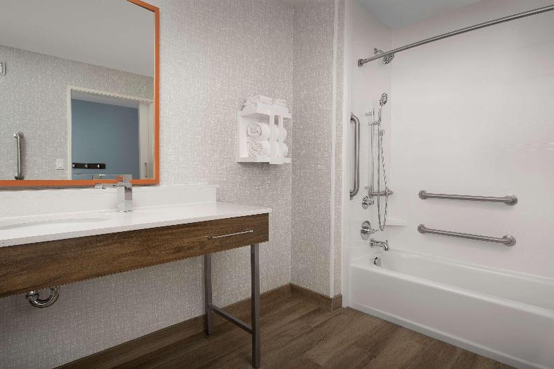 Hampton Inn By Hilton Warroad image