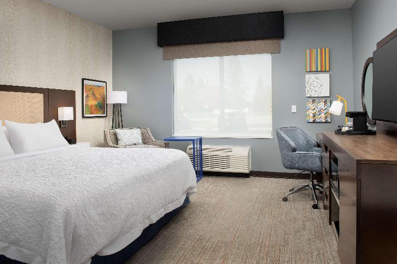 Hampton Inn By Hilton Warroad image