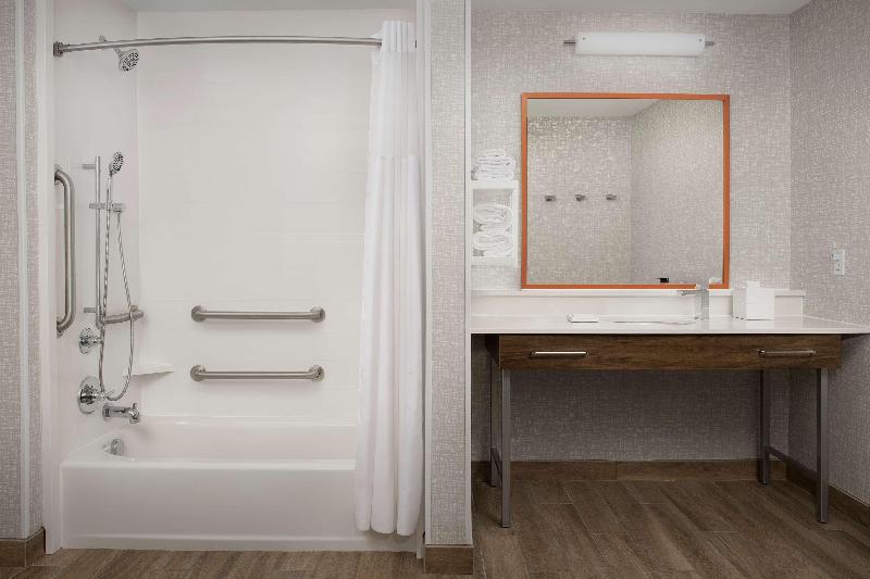 Hampton Inn By Hilton Warroad image