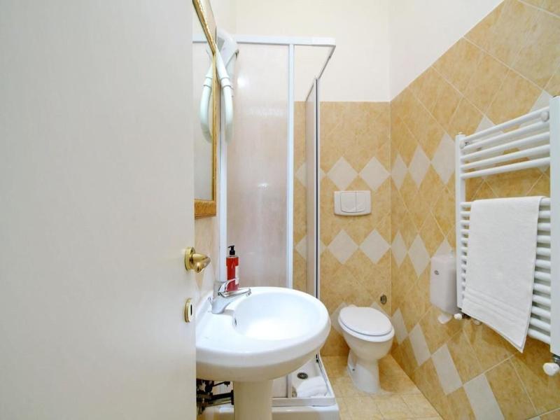 Lucky Holiday Rooms image