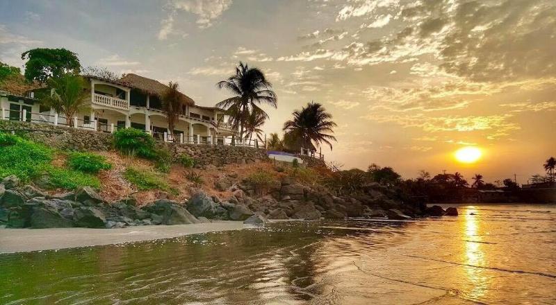 Vista Las Olas Surf Resort — exterior view
