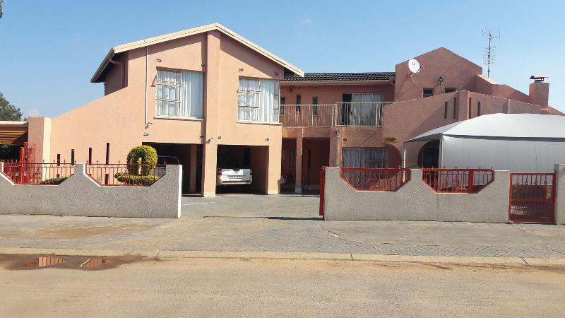 Diphororo Guest House image