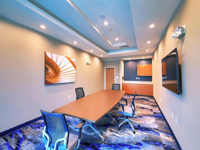 Fairfield Inn & Suites by Marriott Dallas Cedar Hi image