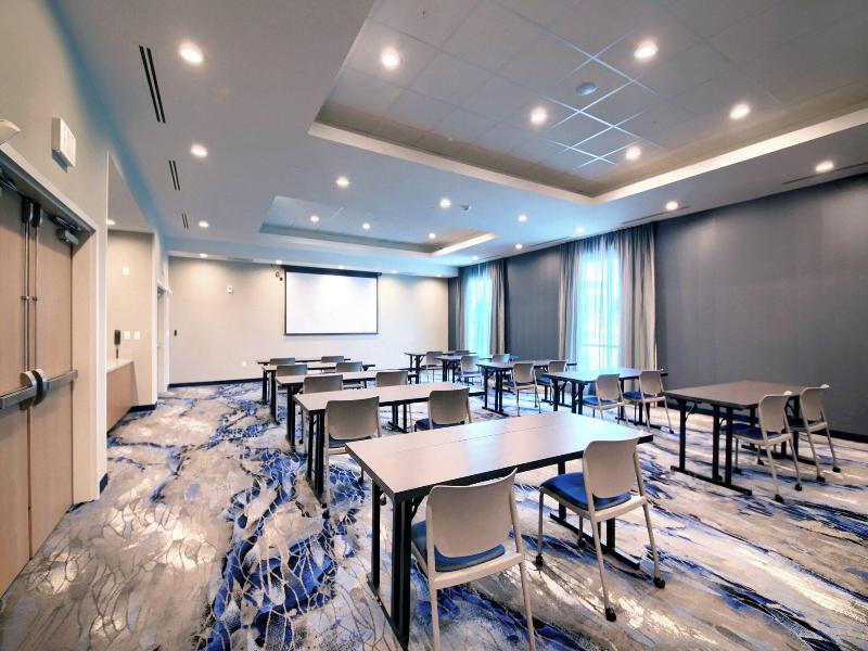 Fairfield Inn & Suites by Marriott Dallas Cedar Hi image
