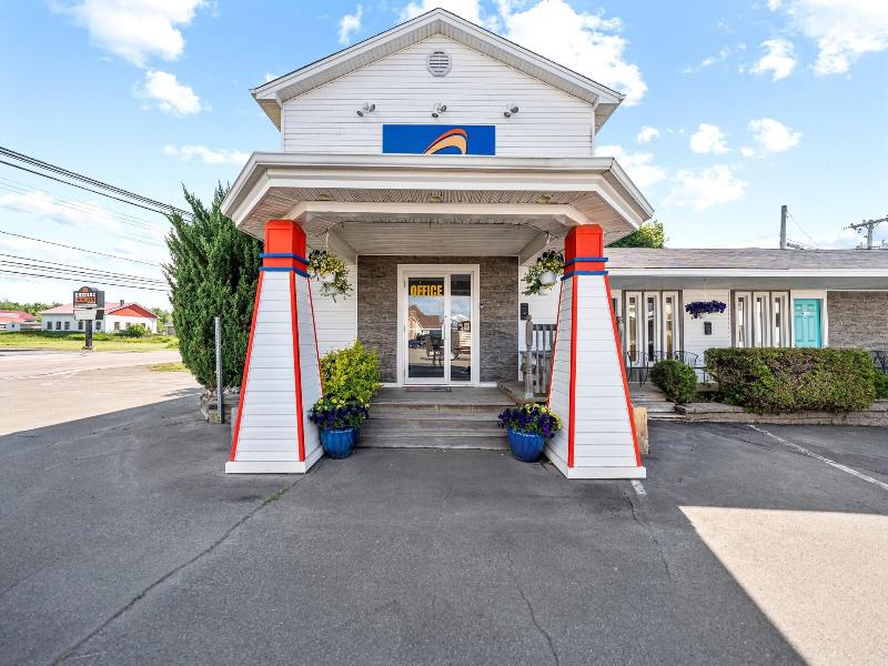 Auberge Shores Inn & Hotel