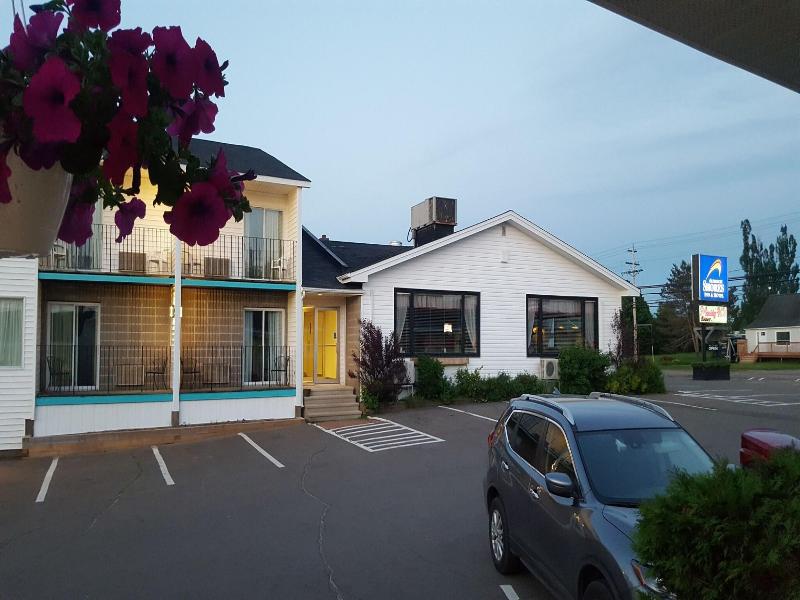 Auberge Shores Inn & Hotel