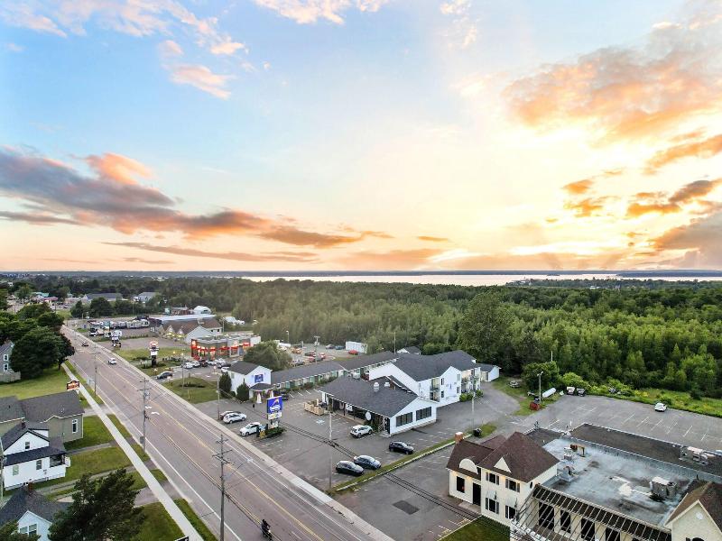 Auberge Shores Inn & Hotel