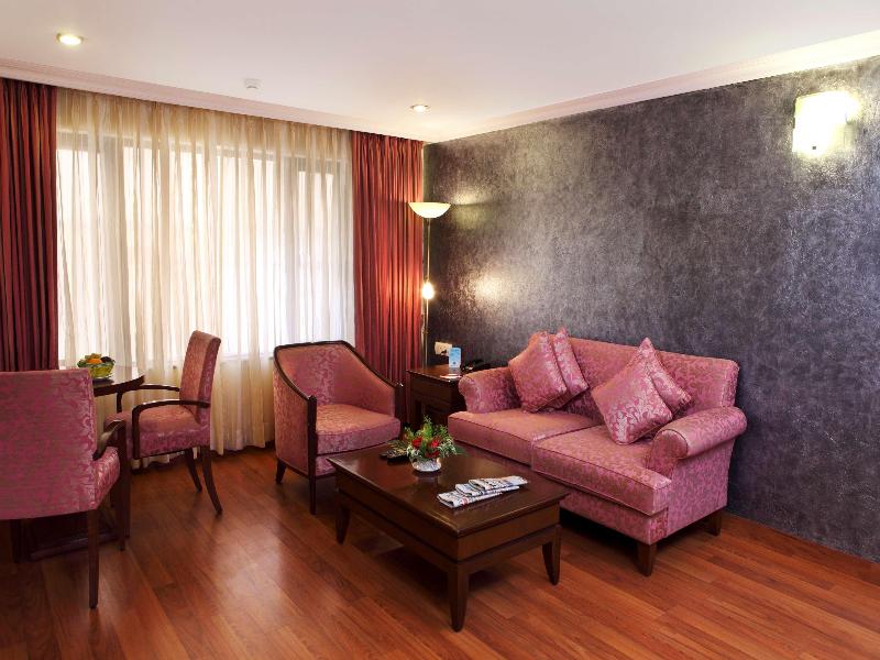 Le Lac Sarovar Portico image