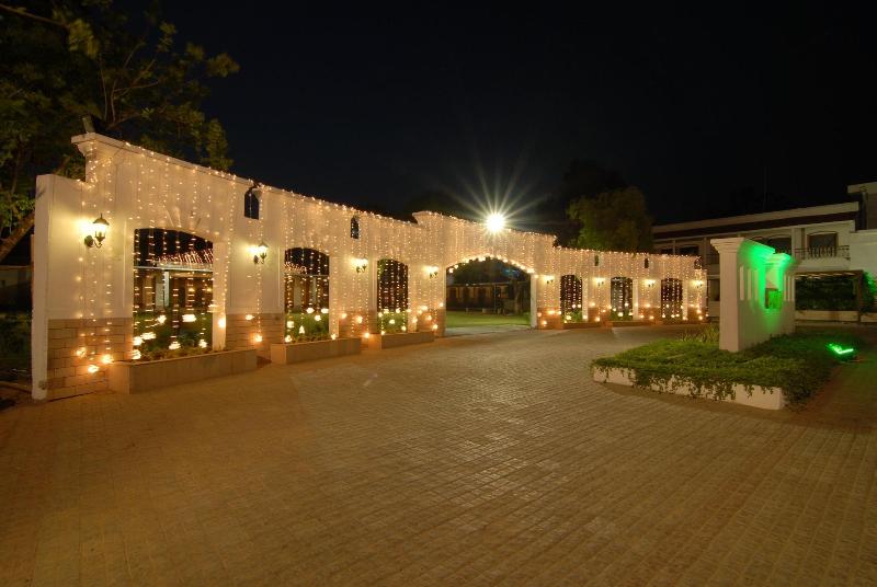 Chanakya Bnr Hotel