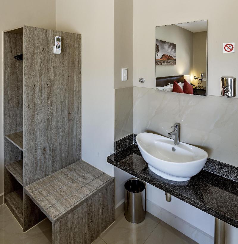 Springbok Inn By Country Hotels image 4