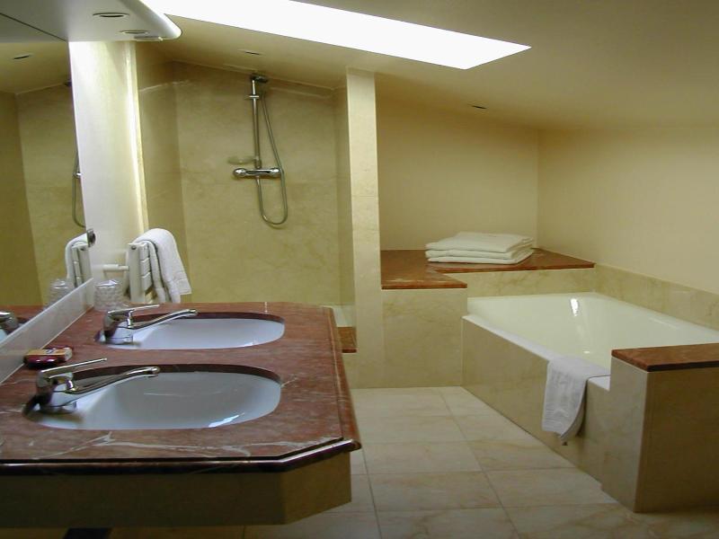 Hostellerie de Pérouges image