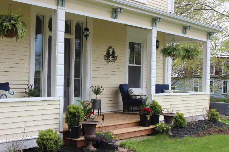 Maplehurst Manor Bed And Breakfast — exterior view