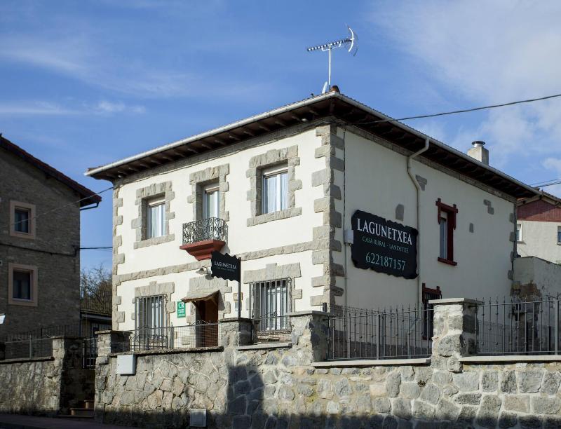 Casa Rural De Pobes Lagun Etxea image