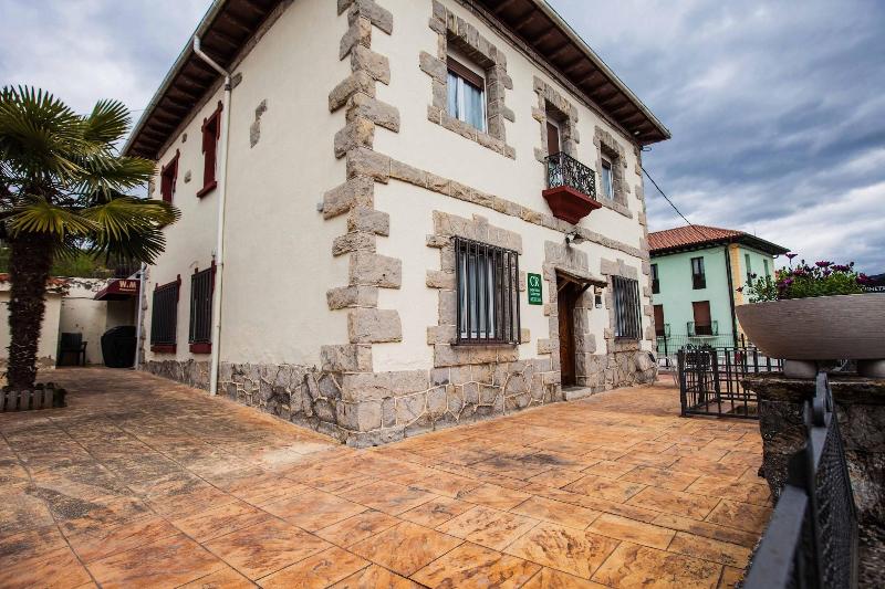 Casa Rural De Pobes Lagun Etxea image