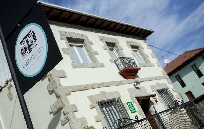 Casa Rural De Pobes Lagun Etxea image