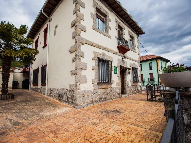 Casa Rural De Pobes Lagun Etxea image