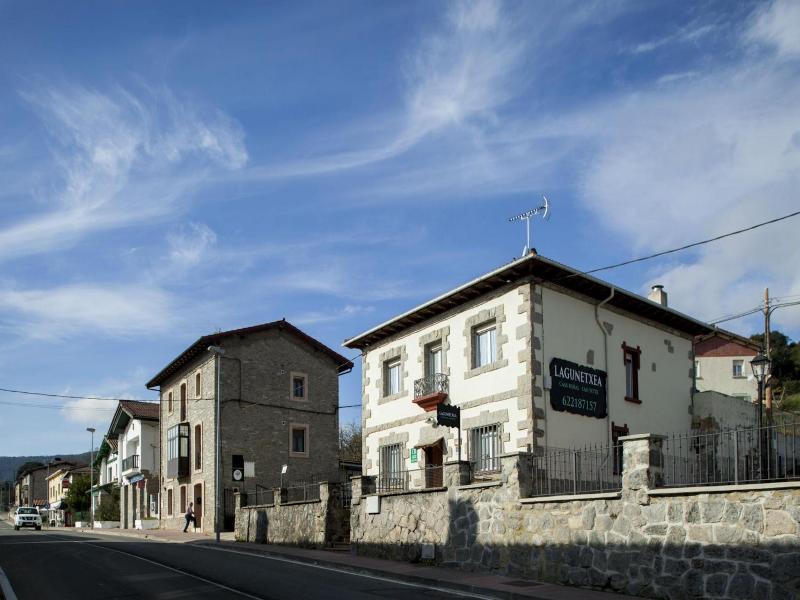 Casa Rural De Pobes Lagun Etxea image