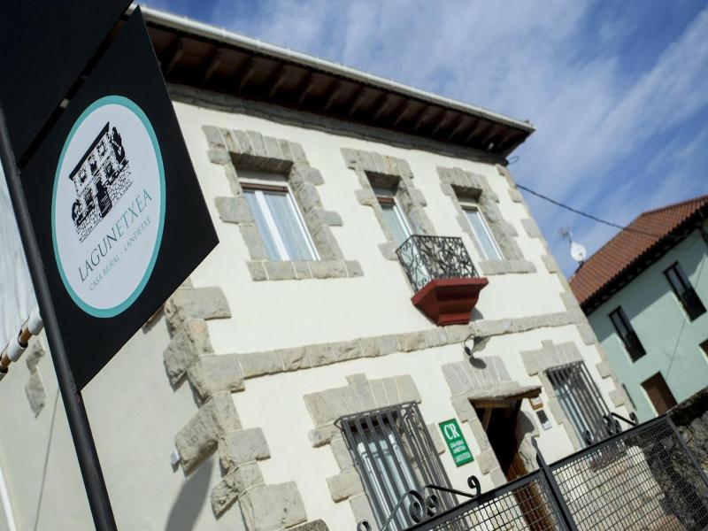 Casa Rural De Pobes Lagun Etxea image