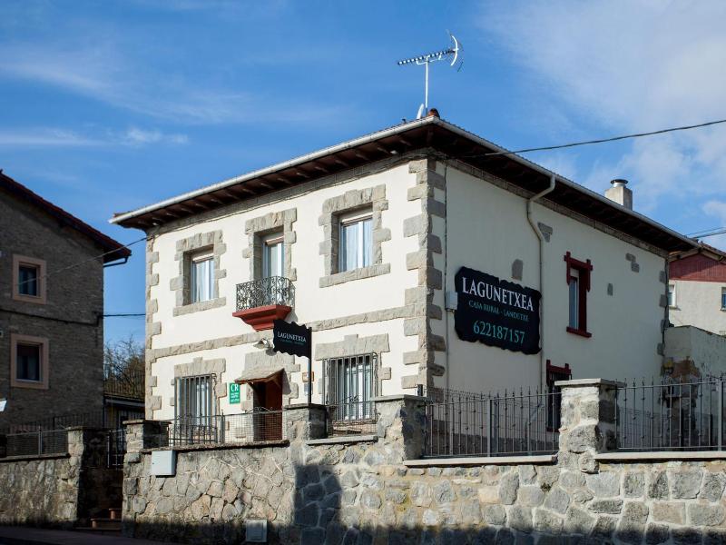 Casa Rural De Pobes Lagun Etxea image