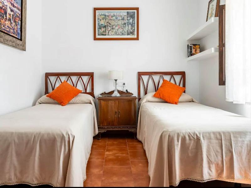HOUSE FIVE BEDROOMS