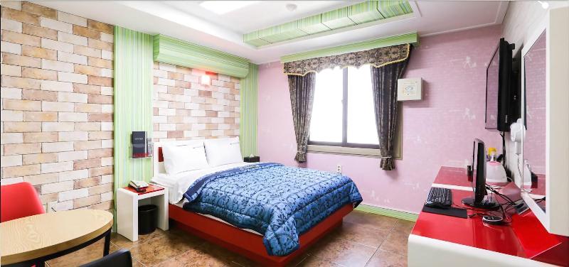 Diamond Motel image