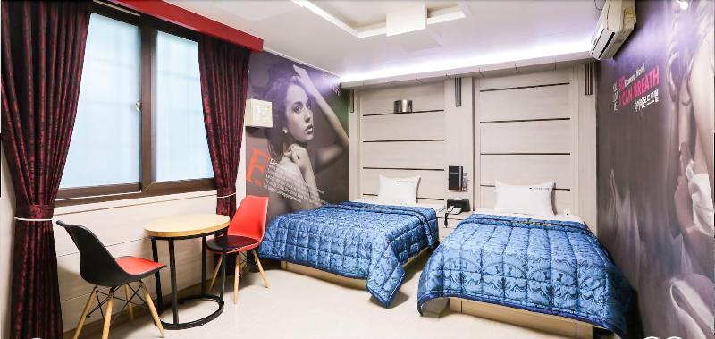 Diamond Motel image