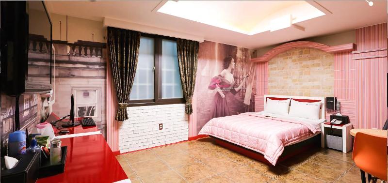 Diamond Motel image