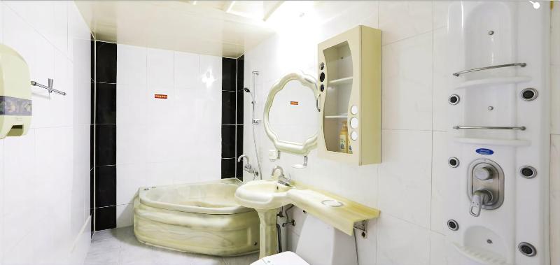 Diamond Motel image