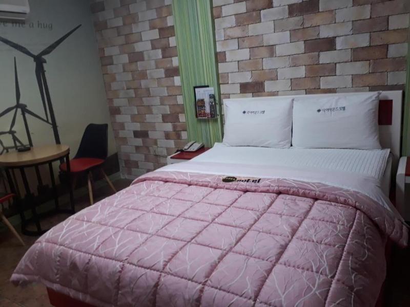 Diamond Motel image