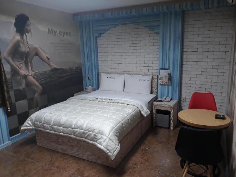 Diamond Motel image