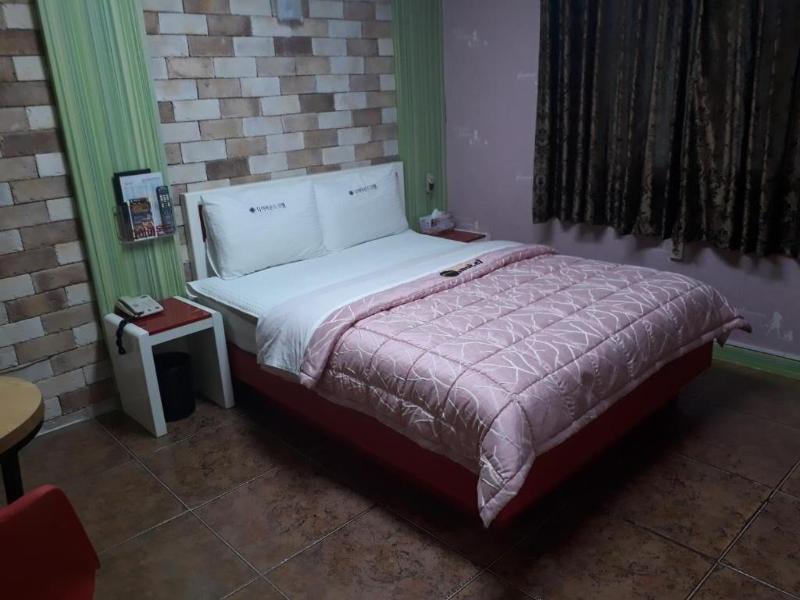 Diamond Motel image