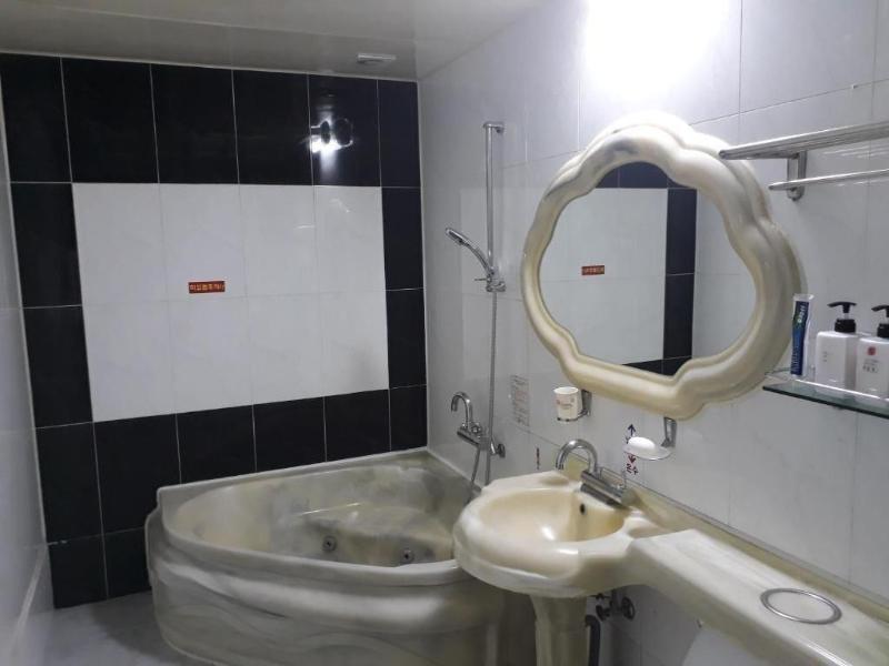 Diamond Motel image