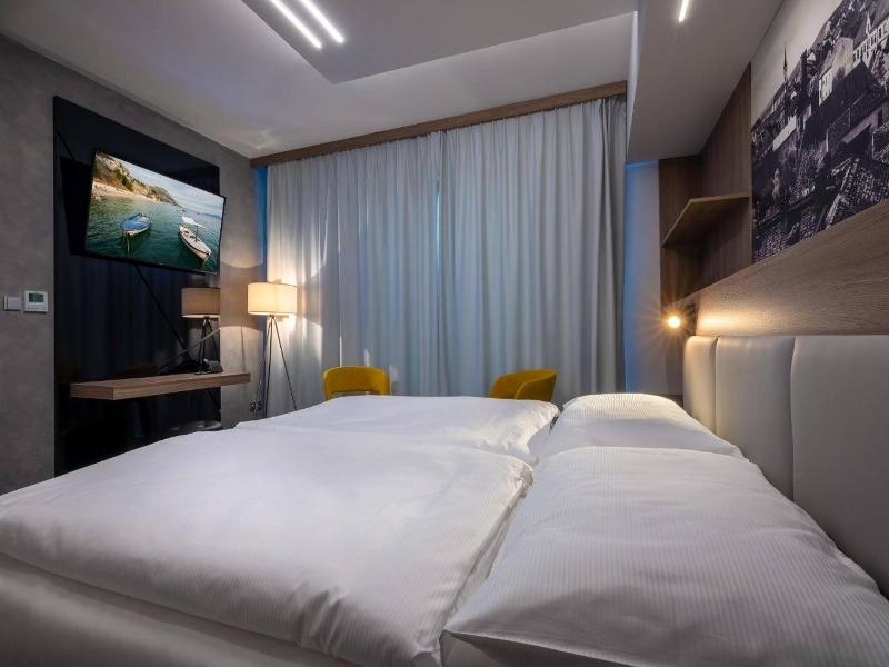 Hotel Grand image