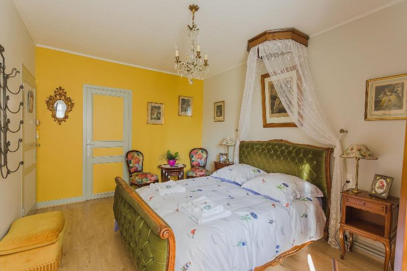 La Petite Maison près de l'Eglise image