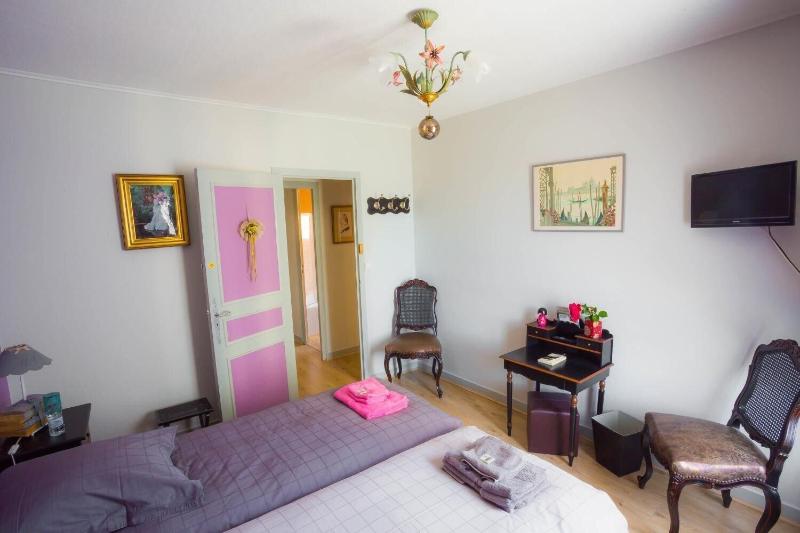 La Petite Maison près de l'Eglise image