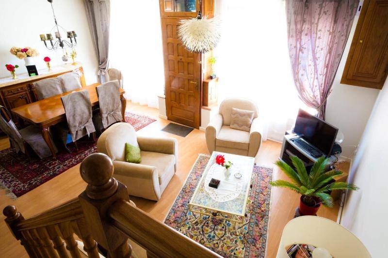 La Petite Maison près de l'Eglise image
